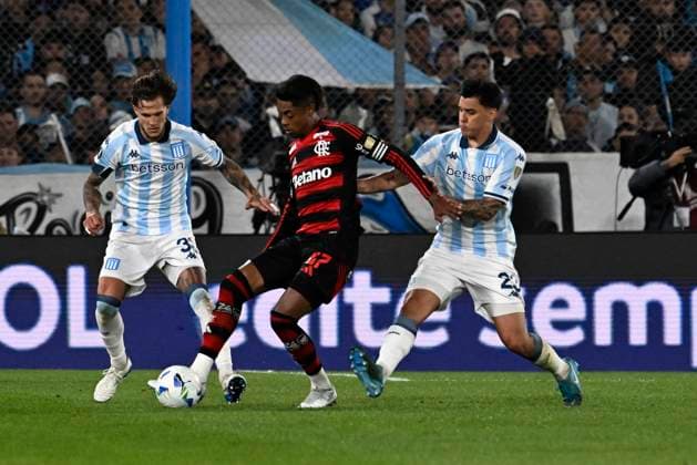 Copa Libertadores - Racing Club Vs Club Regatas Flamengo Juan Domingo Peron Stadium BUENOS AIRES, ARGENTINA - OCTOBER 29: Emerson Leite De Souza controls the ball during a Copa Libertadores second Semifinal match beetween Racing Club Vs Club Regatas FlamengoFlamengo at Juan Domingo Peron Stadium on October 29, 2025 in Buenos Aires, Argentina. Buenos Aires Avellaneda Buenos Aires Argentina Copyright: xIMAGOx xPhotoCero5x xLucianoxBisbalx