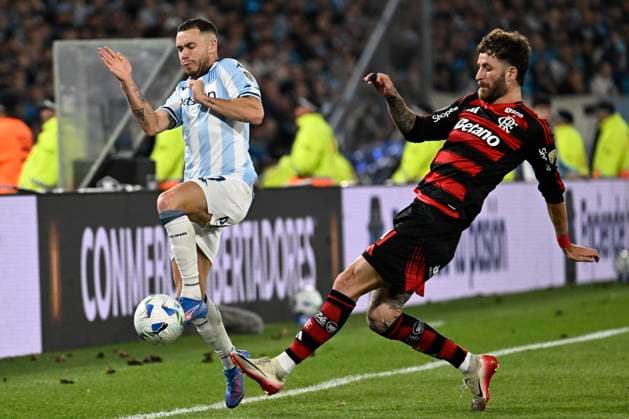 Copa Libertadores - Racing Club Vs Club Regatas Flamengo Juan Domingo Peron Stadium BUENOS AIRES, ARGENTINA - OCTOBER 29: Leonardo Pereira of club Regata Flamengo and Dugan Vergara of Racing Club fight for the ball during a Copa Libertadores second Semifinal match beetween Racing Club Vs Club Regatas FlamengoFlamengo at Juan Domingo Peron Stadium on October 29, 2025 in Buenos Aires, Argentina. Buenos Aires Avellaneda Buenos Aires Argentina Copyright: xIMAGOx xPhotoCero5x xLucianoxBisbalx