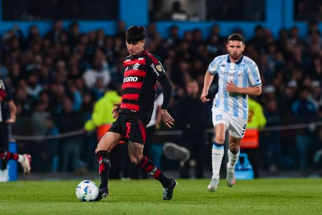 Racing v Flamengo - Copa CONMEBOL Libertadores 2025 Buenos Aires, Argentina - October 29: Erick Pulgar of Flamengo passes the ball during the Copa CONMEBOL Libertadores 2025 Semi-final match between Racing Club and Flamengo at Presidente Peron Stadium on October 29, 2025 in Buenos Aires, Argentina. Copyright: xLatinxSportxImagesx