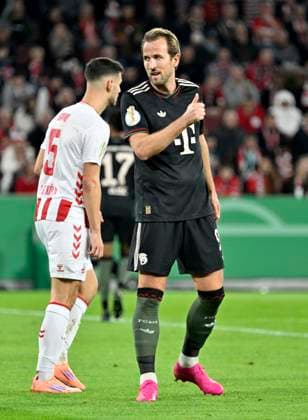 RheinEnergieStadion Köln, 29.10.2025, Fussball: DFB Pokal Saison 2025 26 2. Runde, 1.FC Köln (KOE) vs FC Bayern Muenchen (FCB) _ Harry Kane (FCB) mit erhobenem Daumen thumbs up