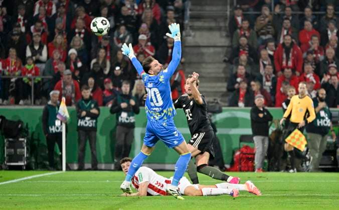 RheinEnergieStadion Köln, 29.10.2025, Fussball: DFB Pokal Saison 2025 26 2. Runde, 1.FC Köln (KOE) vs FC Bayern Muenchen (FCB) _ Harry Kane (FCB) Tor zum 1:2 gegen Eric Martel (KOE) und Torwart Ron-Robert Zieler (KOE)