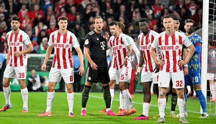 RheinEnergieStadion Köln, 29.10.2025, Fussball: DFB Pokal Saison 2025 26 2. Runde, 1.FC Köln (KOE) vs FC Bayern Muenchen (FCB) _ Harry Kane (FCB) umringt von Kölner Spielern in Erwartung eines Eckballs