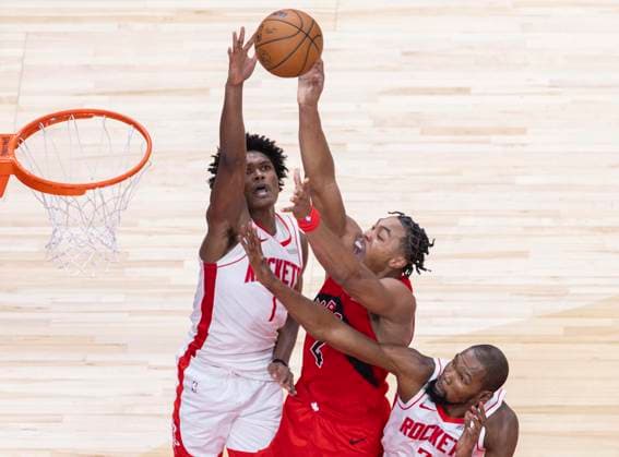 (251030) -- TORONTO, Oct. 30, 2025 -- Scottie Barnes (C) of Toronto Raptors shoots during the 2025-2026 NBA, Basketball Herren, USA regular season game between Toronto Raptors and Houston Rockets in Toronto, Canada, on Oct. 29, 2025. (Photo by Xinhua) (SP)CANADA-TORONTO-BASKETBALL-NBA-ROCKETS VS RAPTORS ZouxZheng 