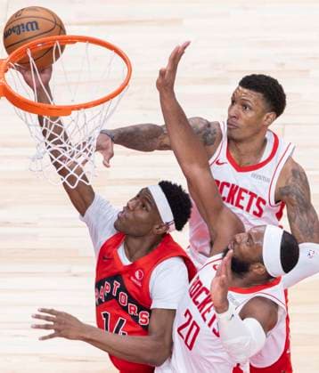 (251030) -- TORONTO, Oct. 30, 2025 -- Ja Kobe Walter (L) of Toronto Raptors goes for a lay-up during the 2025-2026 NBA, Basketball Herren, USA regular season game between Toronto Raptors and Houston Rockets in Toronto, Canada, on Oct. 29, 2025. (Photo by Xinhua) (SP)CANADA-TORONTO-BASKETBALL-NBA-ROCKETS VS RAPTORS ZouxZheng 