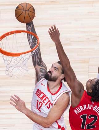 (251030) -- TORONTO, Oct. 30, 2025 -- Steven Adams (L) of Houston Rockets dunks during the 2025-2026 NBA, Basketball Herren, USA regular season game between Toronto Raptors and Houston Rockets in Toronto, Canada, on Oct. 29, 2025. (Photo by Xinhua) (SP)CANADA-TORONTO-BASKETBALL-NBA-ROCKETS VS RAPTORS ZouxZheng 