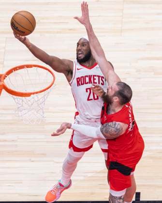 (251030) -- TORONTO, Oct. 30, 2025 -- Josh Okogie (L) of Houston Rockets goes up for a lay-up during the 2025-2026 NBA, Basketball Herren, USA regular season game between Toronto Raptors and Houston Rockets in Toronto, Canada, on Oct. 29, 2025. (Photo by Xinhua) (SP)CANADA-TORONTO-BASKETBALL-NBA-ROCKETS VS RAPTORS ZouxZheng 