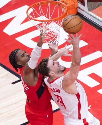 (251030) -- TORONTO, Oct. 30, 2025 -- Alperen Sengun (R) of Houston Rockets goes for a lay-up during the 2025-2026 NBA, Basketball Herren, USA regular season game between Toronto Raptors and Houston Rockets in Toronto, Canada, on Oct. 29, 2025. (Photo by Xinhua) (SP)CANADA-TORONTO-BASKETBALL-NBA-ROCKETS VS RAPTORS ZouxZheng 