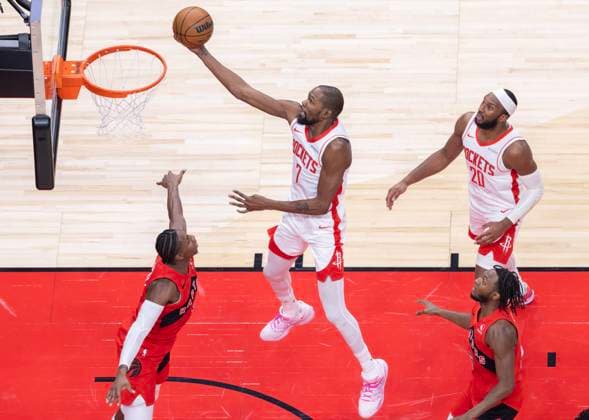 (251030) -- TORONTO, Oct. 30, 2025 -- Kevin Durant (2nd L) of Houston Rockets goes up for a lay-up during the 2025-2026 NBA, Basketball Herren, USA regular season game between Toronto Raptors and Houston Rockets in Toronto, Canada, on Oct. 29, 2025. (Photo by Xinhua) (SP)CANADA-TORONTO-BASKETBALL-NBA-ROCKETS VS RAPTORS ZouxZheng 