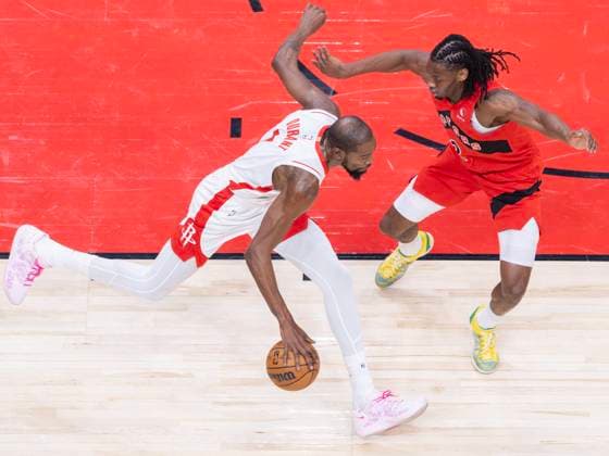 (251030) -- TORONTO, Oct. 30, 2025 -- Kevin Durant (L) of Houston Rockets breaks through during the 2025-2026 NBA, Basketball Herren, USA regular season game between Toronto Raptors and Houston Rockets in Toronto, Canada, on Oct. 29, 2025. (Photo by Xinhua) (SP)CANADA-TORONTO-BASKETBALL-NBA-ROCKETS VS RAPTORS ZouxZheng 