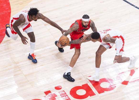 (251030) -- TORONTO, Oct. 30, 2025 -- Brandon Ingram (C) of Toronto Raptors vies with Jabari Smith Jr. (R) of Houston Rockets during the 2025-2026 NBA, Basketball Herren, USA regular season game between Toronto Raptors and Houston Rockets in Toronto, Canada, on Oct. 29, 2025. (Photo by Xinhua) (SP)CANADA-TORONTO-BASKETBALL-NBA-ROCKETS VS RAPTORS ZouxZheng 