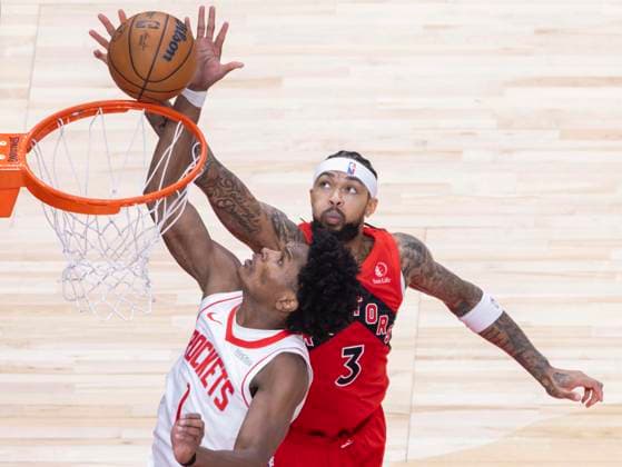 (251030) -- TORONTO, Oct. 30, 2025 -- Brandon Ingram (R) of Toronto Raptors fights for a rebound with Amen Thompson of Houston Rockets during the 2025-2026 NBA, Basketball Herren, USA regular season game between Toronto Raptors and Houston Rockets in Toronto, Canada, on Oct. 29, 2025. (Photo by Xinhua) (SP)CANADA-TORONTO-BASKETBALL-NBA-ROCKETS VS RAPTORS ZouxZheng 