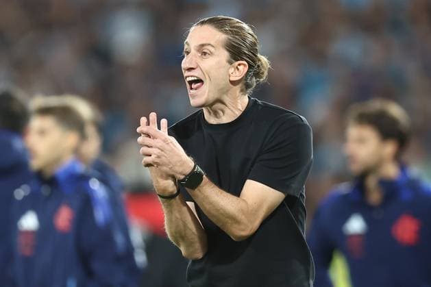 Flamengo™s head coach Filipe Luis gives instructions during the CONMEBOL Copa Libertadores semi-final footbal match second leg between Argentina™s Racing Club and Brazil™s Flamengo at Presidente Juan Domingo Peron stadium in Avellaneda, Buenos Aires, Argentina on October 29, 2025. AVELLANEDA ARGENTINA Copyright: xALEJANDROxPAGNIx