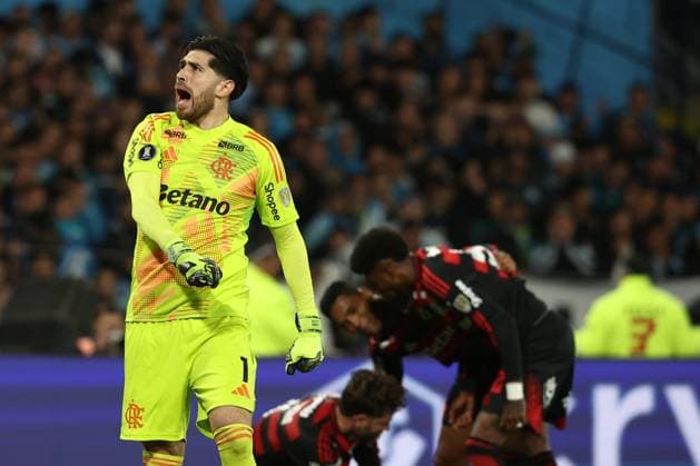 Brazil™s Flamengo Argentine goalkeeper Agustin Rossi (L) celebrates after his team qualified for the final following a draw in the second leg of the CONMEBOL Copa Libertadores semi-final against Racing Club of Argentina at the Presidente Juan Domingo Peron stadium in Avellaneda, Buenos Aires, Argentina, on October 29, 2025. AVELLANEDA ARGENTINA Copyright: xALEJANDROxPAGNIx