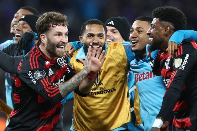 Brazil™s Flamengo defender Leo Pereira (L), midfielder Evertton Araujo (R) and teammates celebrate with fans after their team qualified for the final following a draw in the second leg of the CONMEBOL Copa Libertadores semi-final against Racing Club of Argentina at the Presidente Juan Domingo Peron stadium in Avellaneda, Buenos Aires, Argentina, on October 29, 2025. AVELLANEDA ARGENTINA Copyright: xALEJANDROxPAGNIx