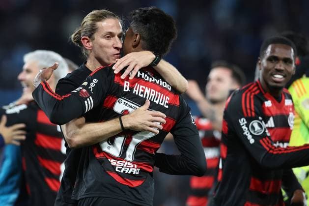 Brazil™s Flamengo head coach Filipe Luis celebrates with forward Bruno Henrique after their team qualified for the final following a draw in the second leg of the CONMEBOL Copa Libertadores semi-final against Racing Club of Argentina at the Presidente Juan Domingo Peron stadium in Avellaneda, Buenos Aires, Argentina, on October 29, 2025. AVELLANEDA ARGENTINA Copyright: xALEJANDROxPAGNIx