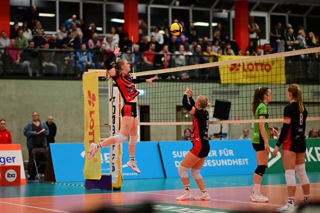 Volleyball I Frauen I Saison 2025-2026 I Bundesliga I 4. Spieltag I ETV Hamburger Volksbank Volleys - Ladies in Black Aachen I 29.10.2025 Sprung Alexa Sophie Thaden (15, ETV Hamburger Volksbank Volleys) Luise Klein (9, ETV Hamburger Volksbank Volleys) Hamburg ETV Sporthalle Hoheluft Hamburg Deutschland Copyright: xLobeca FelixxSchlikisx