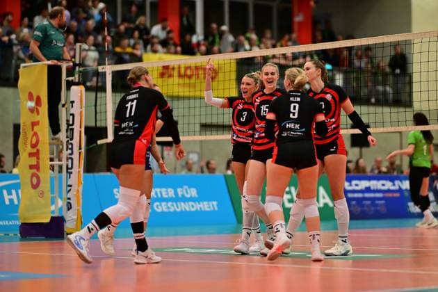 Volleyball I Frauen I Saison 2025-2026 I Bundesliga I 4. Spieltag I ETV Hamburger Volksbank Volleys - Ladies in Black Aachen I 29.10.2025 Jubel, Begeisterung, Enthusiasmus, Euphorie, Freude, Glücksgefühl, Heiterkeit bei: ETV Hamburger Volksbank Volleys Frauen, im Hintergrund die Fans Hamburg ETV Sporthalle Hoheluft Hamburg Deutschland Copyright: xLobeca FelixxSchlikisx