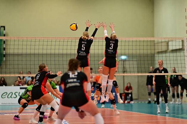 Volleyball I Frauen I Saison 2025-2026 I Bundesliga I 4. Spieltag I ETV Hamburger Volksbank Volleys - Ladies in Black Aachen I 29.10.2025 Block Anna Hartig (5, ETV Hamburger Volksbank Volleys) Lina Köster (3, ETV Hamburger Volksbank Volleys) Hamburg ETV Sporthalle Hoheluft Hamburg Deutschland Copyright: xLobeca FelixxSchlikisx