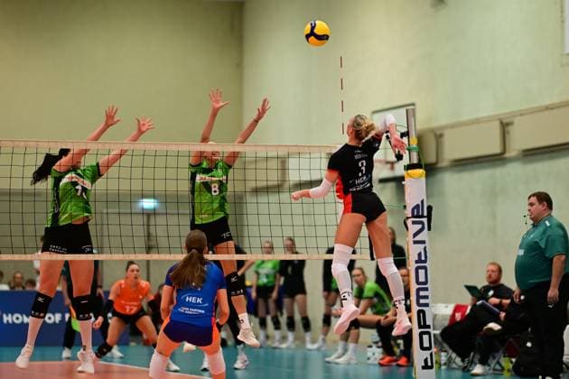 Volleyball I Frauen I Saison 2025-2026 I Bundesliga I 4. Spieltag I ETV Hamburger Volksbank Volleys - Ladies in Black Aachen I 29.10.2025 Zoi Mavrommatis Lopez (8, Ladies in Black Aachen) will den Schlag von Lina Köster (3, ETV Hamburger Volksbank Volleys) verhindern Hamburg ETV Sporthalle Hoheluft Hamburg Deutschland Copyright: xLobeca FelixxSchlikisx