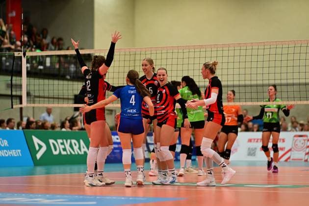 Volleyball I Frauen I Saison 2025-2026 I Bundesliga I 4. Spieltag I ETV Hamburger Volksbank Volleys - Ladies in Black Aachen I 29.10.2025 Jubel, Begeisterung, Enthusiasmus, Euphorie, Freude, Glücksgefühl, Heiterkeit bei: ETV Hamburger Volksbank Volleys Frauen, im Hintergrund die Fans Hamburg ETV Sporthalle Hoheluft Hamburg Deutschland Copyright: xLobeca FelixxSchlikisx