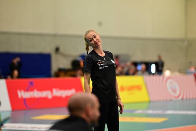 Volleyball I Frauen I Saison 2025-2026 I Bundesliga I 4. Spieltag I ETV Hamburger Volksbank Volleys - Ladies in Black Aachen I 29.10.2025 Einzelfoto, Freisteller, Einzelbild, Cut-out, isoliertes Motiv, Sportaufnahme, Nahaufnahme, freigestellt, freigestellte Aufnahme, Aufnahme, Einzeln: Schaut enttäuscht, betrübt, deprimiert, frustriert, geknickt, gekränkt, niedergeschlagen, unzufrieden, ernüchtert, schlecht gelaunt: Mareike Hindriksen (Ladies in Black Aachen) Hamburg ETV Sporthalle Hoheluft Hamburg Deutschland Copyright: xLobeca FelixxSchlikisx