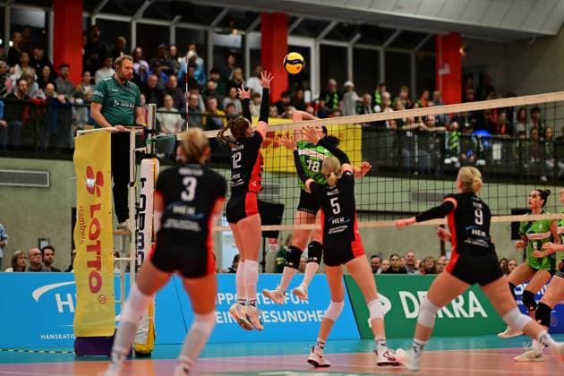 Volleyball I Frauen I Saison 2025-2026 I Bundesliga I 4. Spieltag I ETV Hamburger Volksbank Volleys - Ladies in Black Aachen I 29.10.2025 Hannah Ammerman (12, ETV Hamburger Volksbank Volleys) Lea Ambrosius (18, Ladies in Black Aachen) Hamburg ETV Sporthalle Hoheluft Hamburg Deutschland Copyright: xLobeca FelixxSchlikisx