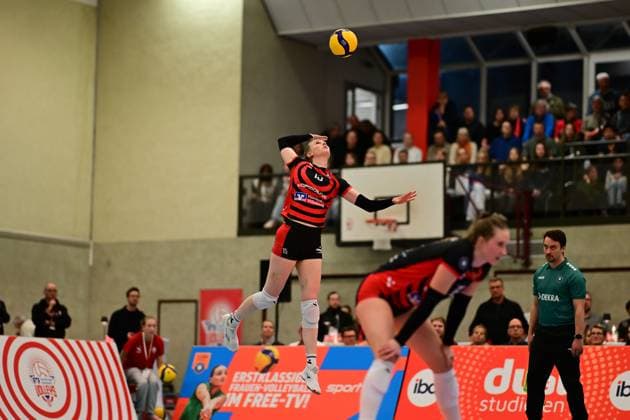 Volleyball I Frauen I Saison 2025-2026 I Bundesliga I 4. Spieltag I ETV Hamburger Volksbank Volleys - Ladies in Black Aachen I 29.10.2025 Einzelfoto, Freisteller, Einzelbild, Cut-out, isoliertes Motiv, Sportaufnahme, Nahaufnahme, freigestellt, freigestellte Aufnahme, Aufnahme, Einzeln: Aufschlag Alexa Sophie Thaden (15, ETV Hamburger Volksbank Volleys) Hamburg ETV Sporthalle Hoheluft Hamburg Deutschland Copyright: xLobeca FelixxSchlikisx