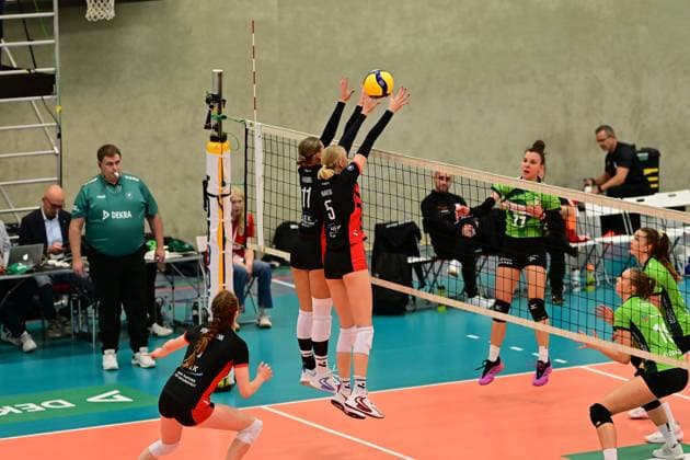 Volleyball I Frauen I Saison 2025-2026 I Bundesliga I 4. Spieltag I ETV Hamburger Volksbank Volleys - Ladies in Black Aachen I 29.10.2025 Block Svea Frobel (11, ETV Hamburger Volksbank Volleys) Anna Hartig (5, ETV Hamburger Volksbank Volleys) Hamburg ETV Sporthalle Hoheluft Hamburg Deutschland Copyright: xLobeca FelixxSchlikisx