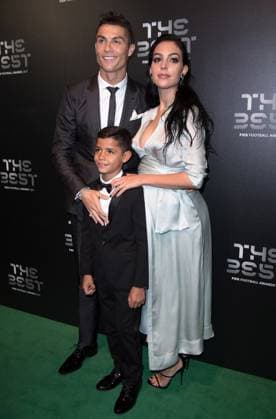 The Best FIFA Football Awards in London LONDON, ENGLAND - OCTOBER 23: Real Madrid forward Cristiano Ronaldo (L), his girlfriend Georgina Rodriguez (R) and his son Cristiano Ronaldo Jr. arrive for the The Best FIFA 2017 Awards at the Palladium Theatre in London, England on October 17, 2017. London, City of Ingiltere. Editorial use only. Please get in touch for any other usage.  Copyright: x2025xAnadoluxPhilipxRockx