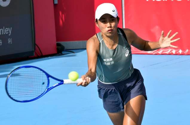 (251030) -- HONG KONG, Oct. 30, 2025 -- Zhang Shuai hits a return during the women s singles round of 16 match between Zhang Shuai of China and Anna Kalinskaya of Russia at the WTA, Tennis Damen Hong Kong Open tennis tournament in Hong Kong, China, Oct. 30, 2025. ) (SP)CHINA-HONG KONG-TENNIS-WTA HONG KONG OPEN (CN) LoxPingxFai 
