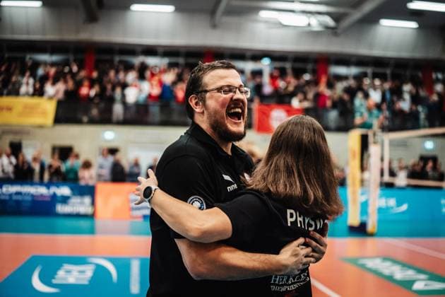 Volleyball Frauen Saison 2025 2026 Volleyball Bundesliga ETV Hamburger Volksbank Volleys vs. Ladies in Black Aachen 29.10.2025 Trainer Markus Friedrich (ETV Hamburger Volksbank Volleys) jubelt Hamburg Sporthalle Hoheluft Hamburg Deutschland