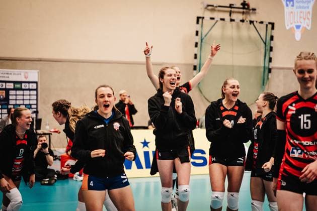 Volleyball Frauen Saison 2025 2026 Volleyball Bundesliga ETV Hamburger Volksbank Volleys vs. Ladies in Black Aachen 29.10.2025 Die Bank vom ETV jubelt nach dem ersten Satzgewinn, v.l. Zoe Konjer ( 8, ETV Hamburger Volksbank Volleys), Louisa Krams ( 17, ETV Hamburger Volksbank Volleys), Sarah Stiriz ( 4, ETV Hamburger Volksbank Volleys), Constanze von Meyenn ( 6, ETV Hamburger Volksbank Volleys), Lena Liegert ( 10, ETV Hamburger Volksbank Volleys), Fiona Dittmann ( 14, ETV Hamburger Volksbank Volleys), Feli Clemann und Alexa Sophie Thaden ( 15, ETV Hamburger Volksbank Volleys) Hamburg Sporthalle Hoheluft Hamburg Deutschland