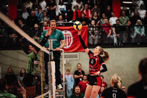 Volleyball Frauen Saison 2025 2026 Volleyball Bundesliga ETV Hamburger Volksbank Volleys vs. Ladies in Black Aachen 29.10.2025 v.l. Tsvetelina Ilieva ( 11, Ladies in Black Aachen) gegen Alexa Sophie Thaden ( 15, ETV Hamburger Volksbank Volleys) Hamburg Sporthalle Hoheluft Hamburg Deutschland