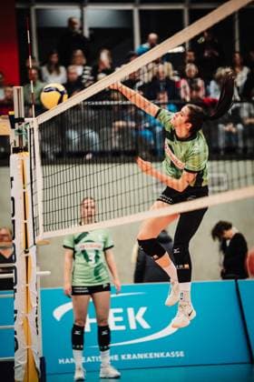 Volleyball Frauen Saison 2025 2026 Volleyball Bundesliga ETV Hamburger Volksbank Volleys vs. Ladies in Black Aachen 29.10.2025 Celine Jebens ( 1, Ladies in Black Aachen) beim Aufwärmen Hamburg Sporthalle Hoheluft Hamburg Deutschland