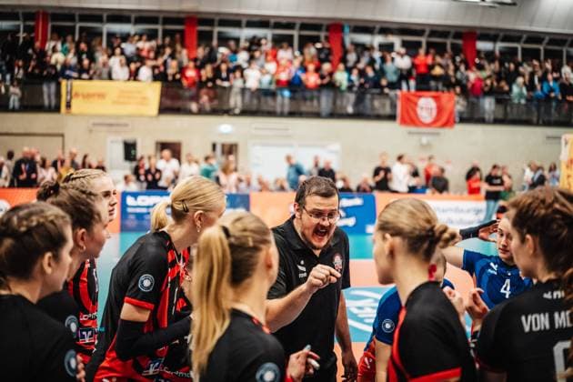 Volleyball Frauen Saison 2025 2026 Volleyball Bundesliga ETV Hamburger Volksbank Volleys vs. Ladies in Black Aachen 29.10.2025 Trainer Markus Friedrich (ETV Hamburger Volksbank Volleys) mit einer Ansprache ans Team vor dem Spiel Hamburg Sporthalle Hoheluft Hamburg Deutschland