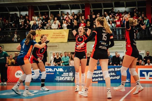Volleyball Frauen Saison 2025 2026 Volleyball Bundesliga ETV Hamburger Volksbank Volleys vs. Ladies in Black Aachen 29.10.2025 ETV jubelt, v.l. Sarah Stiriz ( 4, ETV Hamburger Volksbank Volleys), Svea Frobel ( 11, ETV Hamburger Volksbank Volleys), Hannah Ammerman ( 12, ETV Hamburger Volksbank Volleys), Alexa Sophie Thaden ( 15, ETV Hamburger Volksbank Volleys) und Luise Klein ( 9, ETV Hamburger Volksbank Volleys) Hamburg Sporthalle Hoheluft Hamburg Deutschland