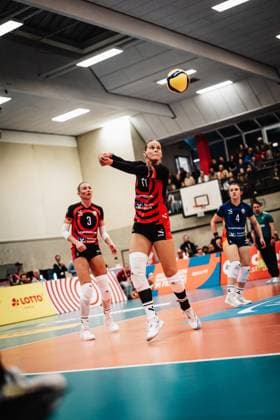 Volleyball Frauen Saison 2025 2026 Volleyball Bundesliga ETV Hamburger Volksbank Volleys vs. Ladies in Black Aachen 29.10.2025 Svea Frobel ( 11, ETV Hamburger Volksbank Volleys) spielt den Ball Hamburg Sporthalle Hoheluft Hamburg Deutschland