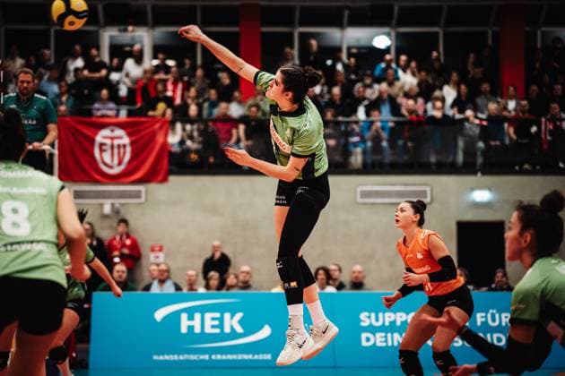 Volleyball Frauen Saison 2025 2026 Volleyball Bundesliga ETV Hamburger Volksbank Volleys vs. Ladies in Black Aachen 29.10.2025 Celine Jebens ( 1, Ladies in Black Aachen) beim Angriff Hamburg Sporthalle Hoheluft Hamburg Deutschland