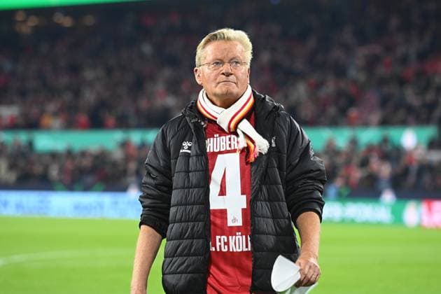 Stadionspecher Michael TRIPPEL erinnert mit seinem Trikot an den verletzten Timo HUEBERS, allgemein, feature, Randmotiv, Symbolfoto Fussball, DFB Pokal, 2.Hauptrunde, 1. FC Koeln - FC Bayern Muenchen 1-4 am 29.10.2025 im Rhein-Energie-Stadion Koeln Deutschland. DFL regulations prohibit any use of photographs as image sequences and or quasi-video Â *** Stadium announcer Michael TRIPPEL remembers the injured Timo HUEBERS with his jersey, general, feature, border motif, symbol photo football, DFB Cup, 2nd main round, 1 FC Koeln FC Bayern Muenchen 1 4 on 29 10 2025 at Rhein Energie Stadion Koeln Germany DFL regulations prohibit any use of photographs as image sequences and or quasi video Â