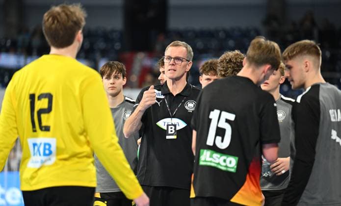 30.10.2025 - Handball - Länderspiel : U20 U21, U 21 Deutschland gg Ungarn - - xwoxzix - Martin Heuberger ( Trainer Deutschland ) bei Auszeit