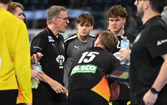 30.10.2025 - Handball - Länderspiel : U20 U21, U 21 Deutschland gg Ungarn - - xwoxzix - Martin Heuberger ( Trainer Deutschland ) bei Auszeit