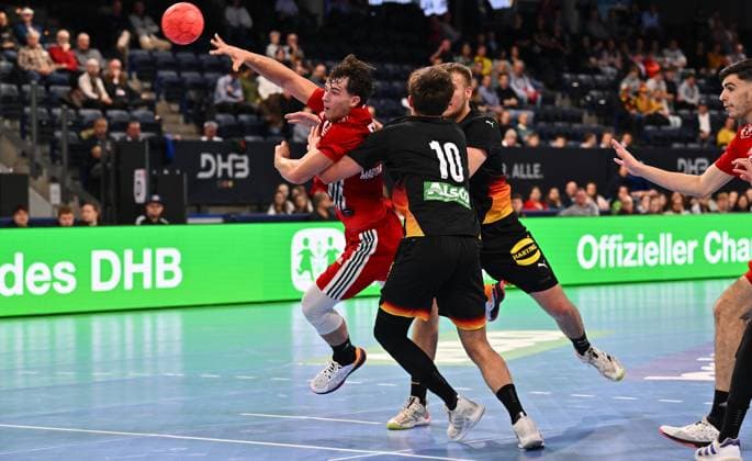 30.10.2025 - Handball - Länderspiel : U20 U21, U 21 Deutschland gg Ungarn - - xwoxzix - Marko Eklemovic (14, Ungarn ) Rasmus Ankermann (10, Deutschland )ä