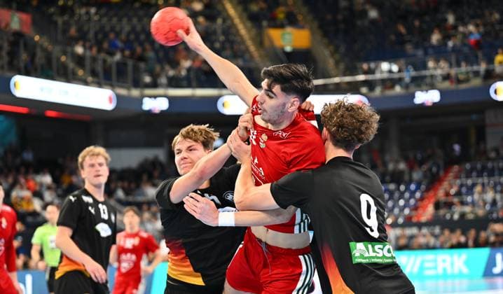 30.10.2025 - Handball - Länderspiel : U20 U21, U 21 Deutschland gg Ungarn - - xwoxzix - Noah Hensen (15, Deutschland ) Mate Fazekas (31, Ungarn ) Anton Voß (9, Deutschland )