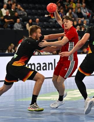 30.10.2025 - Handball - Länderspiel : U20 U21, U 21 Deutschland gg Ungarn - - xwoxzix - Tim Schröder (18, Deutschland ) Botond Apro (32, Ungarn )