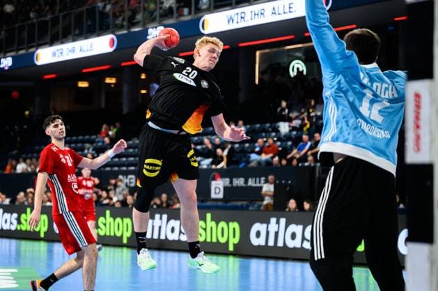 Nuernberg: Handball - Laenderspiel U20 - Deutschland - Ungarn Max Heydecke (Deutschland), Adam Balogh (Ungarn) Nuernberg PSD Bank Arena Bayern Deutschland