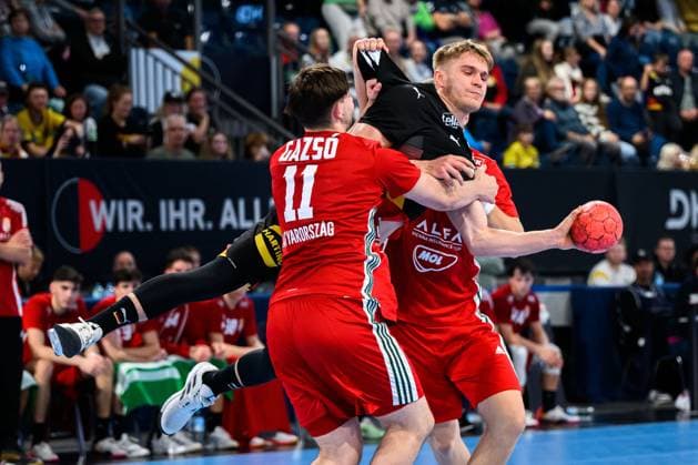 Nuernberg: Handball - Laenderspiel U20 - Deutschland - Ungarn v. li. im Zweikampf Peter Gazso (Ungarn) und Leonard Zink (Deutschland) Nuernberg PSD Bank Arena Bayern Deutschland