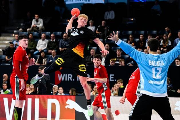 Nuernberg: Handball - Laenderspiel U20 - Deutschland - Ungarn Max Heydecke (Deutschland), Adam Balogh (Ungarn) Nuernberg PSD Bank Arena Bayern Deutschland