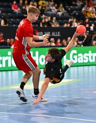30.10.2025 - Handball - Länderspiel : U20 U21, U 21 Deutschland gg Ungarn - - xwoxzix - Adam Horvath Garaba (6, Ungarn ) Rasmus Ankermann (10, Deutschland )
