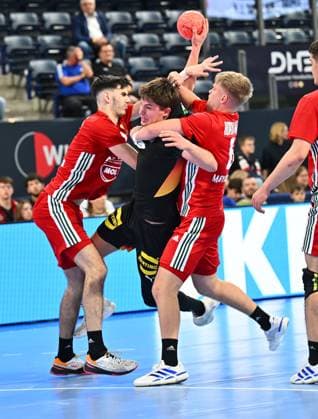 30.10.2025 - Handball - Länderspiel : U20 U21, U 21 Deutschland gg Ungarn - - xwoxzix - Rasmus Ankermann (10, Deutschland ) gegen Mate Fazekas (31, Ungarn ) Adam Horvath Garaba (6, Ungarn )