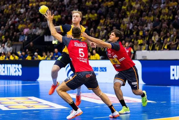 251030 Eric Johansson of Sweden against Antonio Serradilla and Victor Romero of Spain during the International Friendly, Länderspiel, Nationalmannschaft handball match between Sweden and Spain on October 30, 2025 in Linköping. Photo: Magnus Andersson BILDBYRAN COP 308 MN0202 handball handboll handball international friendly sverige sweden spain bbeng bbauto Copyright: MAGNUSxANDERSSON BB251030MN004